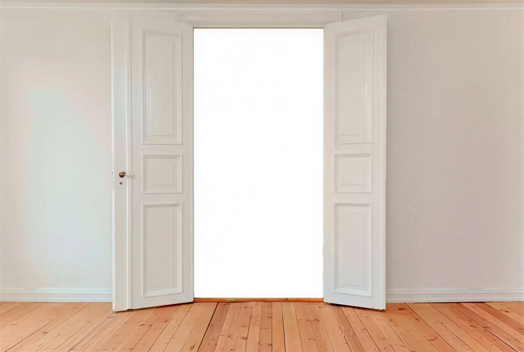 Los Pintores Segovia lacando puerta interior en blanco con acabado profesional