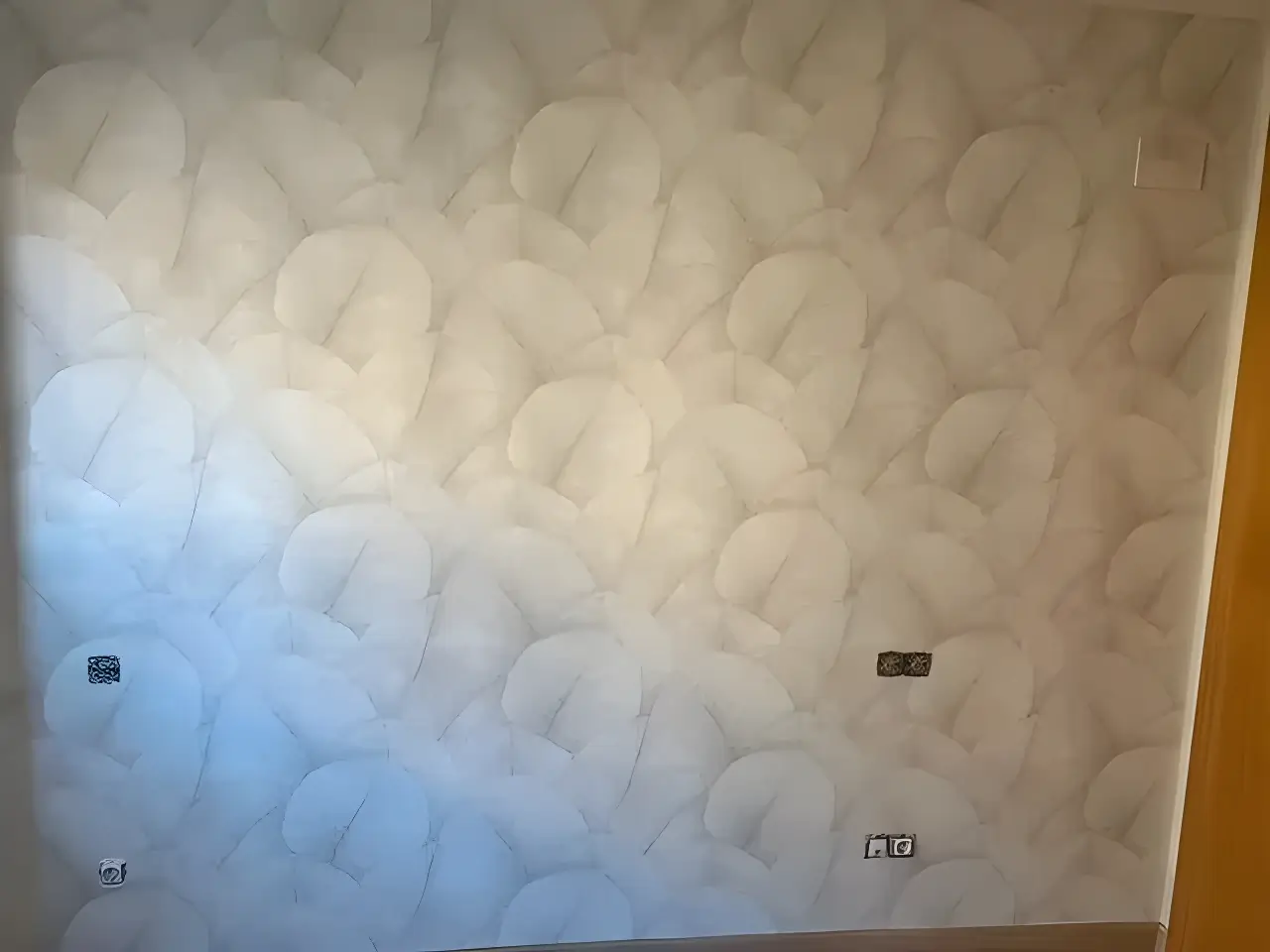 Los Pintores Segovia aplicando papel pintado de textura clara en salón reformado