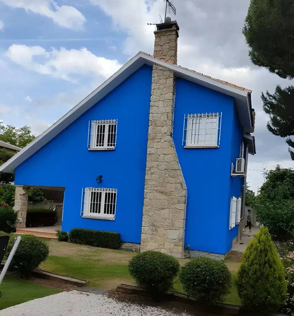Los Pintores Segovia pintando fachada de casa unifamiliar en color azul intenso