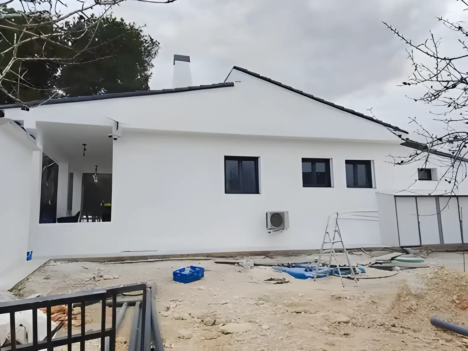 Los Pintores Segovia Fachada de chalet blanco recién pintada con acabado profesional