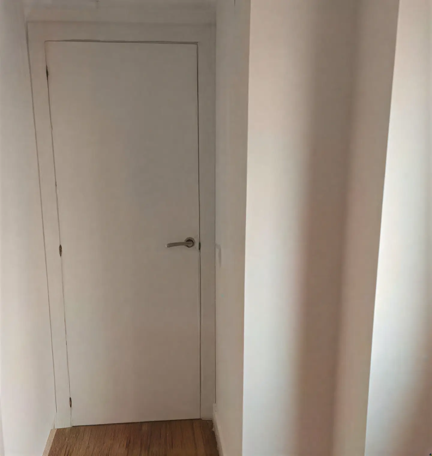 Puerta interior lacada en blanco en pasillo realizada por Los Pintores Segovia