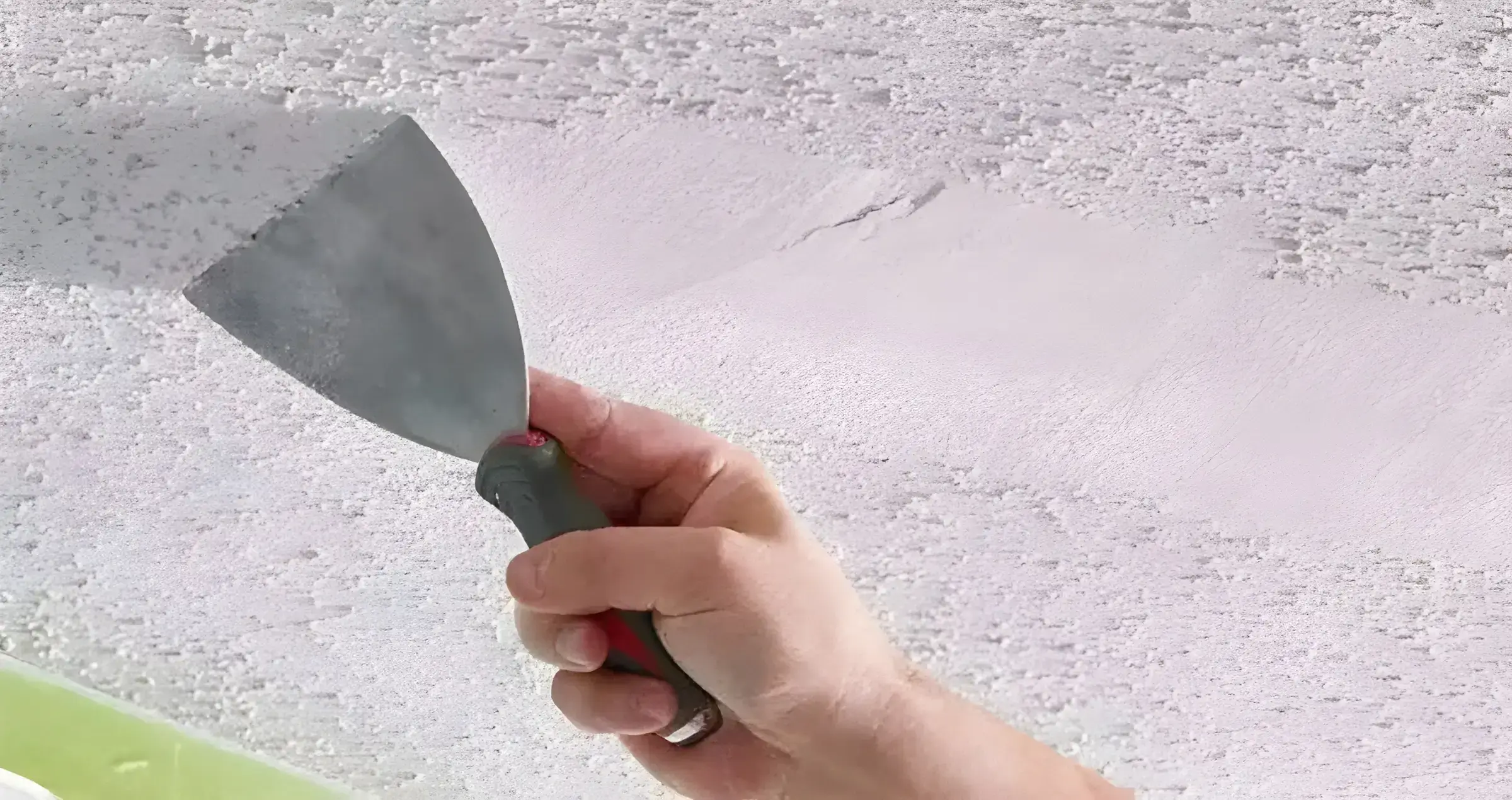 Los Pintores Segovia eliminando el gotelé con espátula para dejar la pared lisa